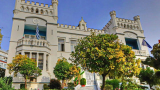 «Πόρτα» από το Δημαρχείο Καβάλας στους ανεμβολίαστους