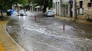 Ιωάννινα: Ποτάμια οι δρόμοι από ισχυρή βροχόπτωση - Πεσμένα δέντρα και διακοπές ρεύματος