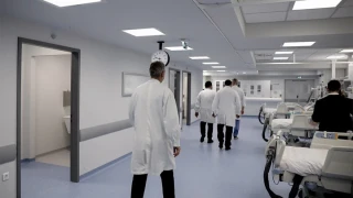 Πώς θα κλείσουν οι τρύπες για 15.000 αναστολές στα νοσοκομεία