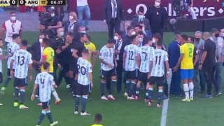 ΑΠΙΣΤΕΥΤΟ: Η αστυνομία διέκοψε το Βραζιλία-Αργεντινή για να συλλάβει ποδοσφαιριστές!