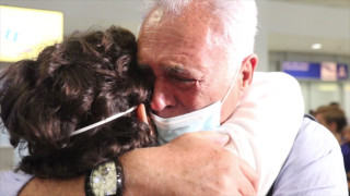 Συγκίνηση του χρυσού παραολυμπιονίκη Νάσου Γκαβέλα αγκαλιά με τον πατέρα του