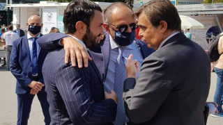 Αγκαλιά με Γεραπετρίτη και Σχοινά ο Καρυπίδης στη ΔΕΘ