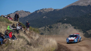 Ράλι Ακρόπολις: Διακόπηκε η διαδρομή στο Ελευθεροχώρι Φθιώτιδας, θεατές στον δρόμο για... selfie