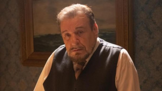 Τάσος Χαλκιάς: «Ο πατέρας μου ήρθε να με δει στο θέατρο μετά από 18 χρόνια, ένιωσε άσχημα και έβαλε τα κλάματα»