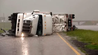 Δείτε τυφώνα να αναποδογυρίζει νταλίκα