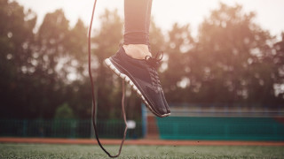 Αυτή είναι η άσκηση που καίει λίπος και δυναμώνει καρδιά και οστά