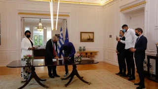 Έλληνες πολιτογραφήθηκαν η Βερόνικα και ο Άλεξ Αντετοκούνμπο- Στο Μαξίμου η τελετή