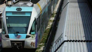 Αθήνα: Συρμός του Προαστιακού έκανε στάση μπροστά σε κάγκελο (vid)