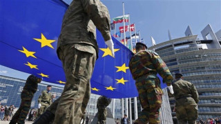 Με... ευρωστρατό απαντούν οι Βρυξέλλες στη συμφωνία AUKUS