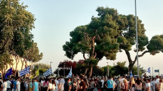 Πορεία κατά του υποχρεωτικού εμβολιασμού στο κέντρο της Θεσσαλονίκης