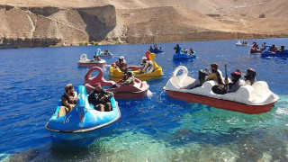 Πρωτοφανείς εικόνες: Ταλιμπάν διασκεδάζουν κρατώντας όπλα πάνω σε θαλάσσια φλαμίνγκο