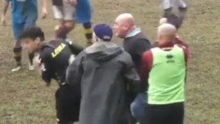 Προπονητής έριξε «μπουκέτο» σε διαιτητή και παραιτήθηκε!