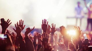 Άγρια παρενόχληση στην πίστα-Τι συνέβη σε γνωστή τραγουδίστρια (vid)