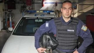 Σε διαθεσιμότητα ο YouTuber αντιεμβολιαστής αστυνομικός!