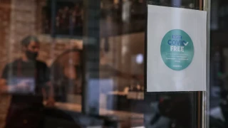 Σαρωτικοί έλεγχοι για ανεμβολίαστους σε καταστήματα εστίασης από σήμερα