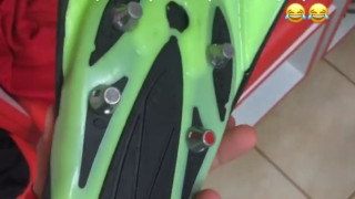 Απίστευτο: Ο Τζανακάκης παρουσίασε το παπούτσι - βατραχοπέδιλο