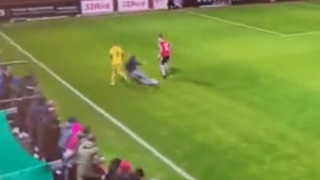 Απίστευτο: Οπαδός μπούκαρε και έκοψε αντεπίθεση με φοβερό τάκλιν