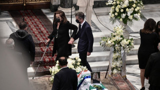 Υποβασταζόμενη στη Μητρόπολη Αθηνών η Ντόρα Μπακογιάννη