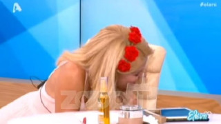 Όταν κατάλαβε την... κοτσάνα της έπεσε από την καρέκλα! (ΒΙΝΤΕΟ)