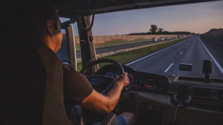 Ζητούνται οδηγοί με μισθό από 2.300 έως 2.750 ευρώ