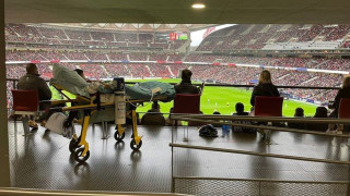 Μία εικόνα, χίλιες λέξεις! 16χρονος στο γήπεδο με το κρεβάτι του νοσοκομείου!