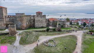 Θεσσαλονίκη: Σχημάτισαν μια καρδιά στο Επταπύργιο για τον καρκίνο του μαστού