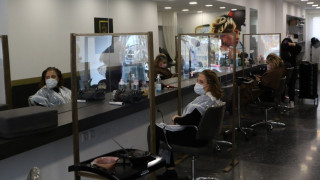 Κομμωτήρια: Κατέβασαν ρολά, ζητούν εξαίρεσή τους από τα νέα μέτρα