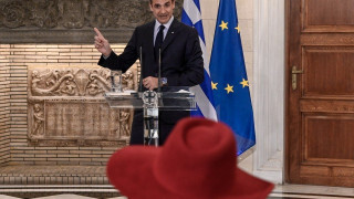 Η Ολλανδή δημοσιογράφος που έκανε έξαλλο τον Μητσοτάκη επιστρέφει με νέα ποστ