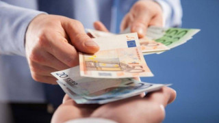 Χριστουγεννιάτικος μποναμάς για 250.000 δικαιούχους, τρεις πληρωμές σε ένα μήνα
