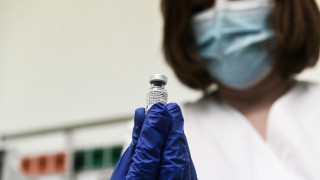 Απίστευτο: Εμβολίασαν 73χρονη με πενταπλή δόση αντί για την...3η!