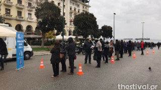 Θεσσαλονίκη: Ουρές αλά Black Friday για το εμβόλιο στην πλ. Αριστοτέλους
