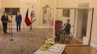 Απίστευτο: Παρουσίαση νέου Τσέχου Προέδρου μέσα από γυαλί λόγω κορωνοϊού