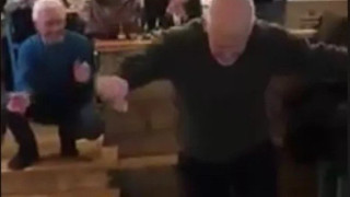 ﻿Ο Γιώργος Παπανδρέου χόρεψε τη «Συννεφιασμένη Κυριακή»