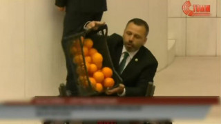 Τουρκία: Σούπερ μάρκετ η Βουλή με πορτοκάλια, λάδι και αυγά