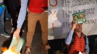 Χαλκίδα: Αρνητές - γονείς έκαψαν παιδικά βιβλία του Τριβιζά για τον κορωνοϊό