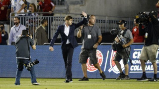 Ο Τζέραρντ κερνάει μπύρες! (pics)