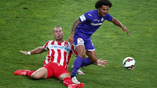 Κοιτάζει Κλέιτον 