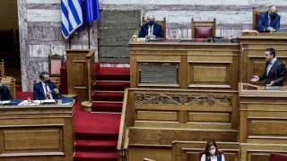 Σκληρό «ροκ» στη Βουλή – Οι «θερμοί» διάλογοι Μητσοτάκη – Τσίπρα