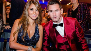 Η Αντονέλα κάνει το... αστέρι στο δέντρο του Μέσι!