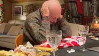 Ηλικιωμένος πήρε ως δώρο φανέλα της Ατλέτικο και ξέσπασε σε κλάματα