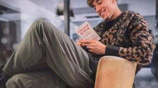 Ο Τσιμίκας μαθαίνει την τοπική διάλεκτο των Μέρσεϊσαϊντερς