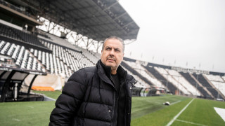 Το κινητό προέκταση του χεριού του Μπότο ακόμη και στην παρουσίαση του Σάστρε