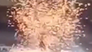 Η στιγμή που κεραυνός χτυπά κατακέφαλα άνδρα στη Βρετανία