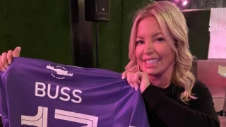 Η πρόεδρος των Λέικερς ποζάρει με φανέλα του ΟΦΗ