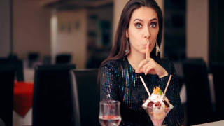 Θερμίδες: Με πόσες ώρες περπάτημα θα «κάψουμε» το εορταστικό τραπέζι