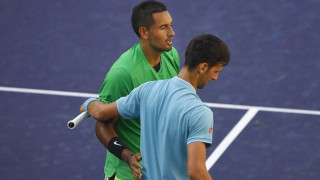 Με το μεσαίο δάχτυλο στον... αέρα στέκεται στο πλευρό του Τζόκοβιτς ο Κύργιος