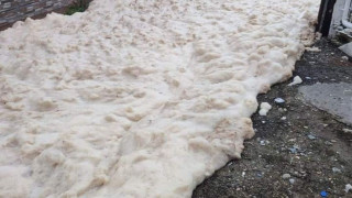 Πρωτοφανές: Άφρισαν οι δρόμοι στον Αγιόκαμπο Λάρισας