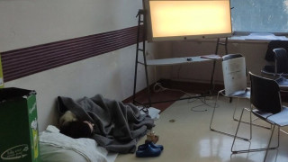 Εξαντλημένοι υγειονομικοί κοιμούνται στα πατώματα του Ευαγγελισμού