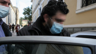 Νέα καταγγελία για τον ιερέα: Έπαιρνε ιερόδουλες και τις έντυνε με ράσα