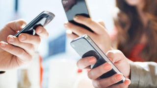 Αυχενικό και smartphones: Πώς να αποφύγετε τον πόνο